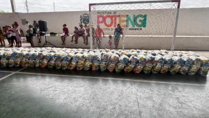 Entrega de cestas básicas em Potengi.