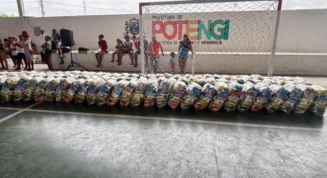 Entrega de cestas básicas em Potengi.
