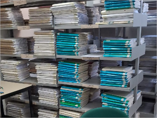 O setor conta com materiais e recursos em Braille, permitindo que usuários com deficiência visual ou baixa visão realizem leituras, estudos e pesquisas.