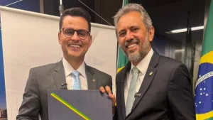 Yury do Paredão e Elmano de Freitas, durante entrega do Prêmio Lúcio Costa.