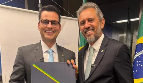 Yury do Paredão e Elmano de Freitas, durante entrega do Prêmio Lúcio Costa.