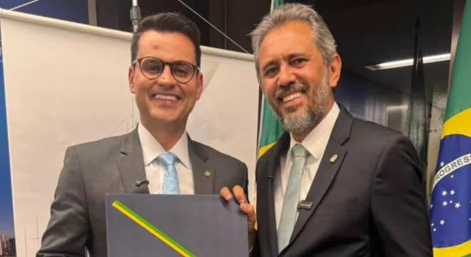 Yury do Paredão e Elmano de Freitas, durante entrega do Prêmio Lúcio Costa.