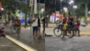 Garotos flagrados realizando manobras com bicicletas na Praça Padre Cícero em Juazeiro do Norte.