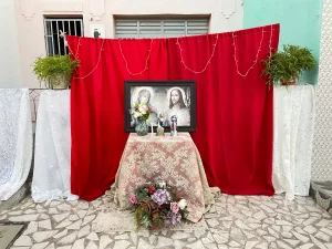 Altar doméstico na Rua São Francisco em homenagem à Imagem Peregrina de Nossa Senhora de Fátima.