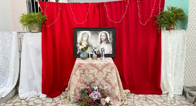 Altar doméstico na Rua São Francisco em homenagem à Imagem Peregrina de Nossa Senhora de Fátima.