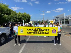 Caminhada do Novembro Negro na EEMTI Amália Xavier, em Juazeiro do Norte.