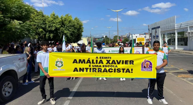 Caminhada do Novembro Negro na EEMTI Amália Xavier, em Juazeiro do Norte.