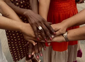 Mãos de mulheres negras caririenses em direção a Marcha Nacional das Mulheres Negras