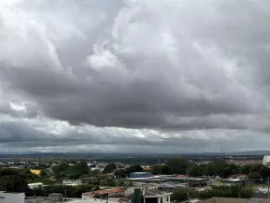 As chuvas isoladas devem ocorrer de forma fraca a moderada.