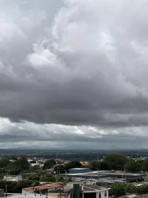 As chuvas isoladas devem ocorrer de forma fraca a moderada.