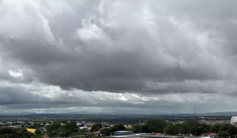 As chuvas isoladas devem ocorrer de forma fraca a moderada.