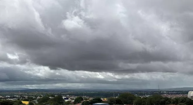 As chuvas isoladas devem ocorrer de forma fraca a moderada.