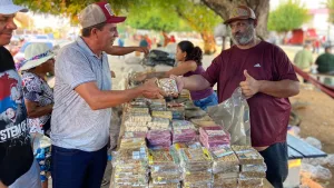 Romeiro Vanduir vende rapadura no mesmo ponto, sob uma árvore na Praça dos Ourives, no bairro Franciscanos.