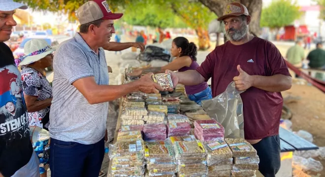 Romeiro Vanduir vende rapadura no mesmo ponto, sob uma árvore na Praça dos Ourives, no bairro Franciscanos.