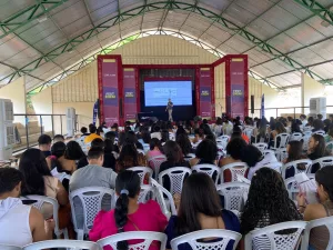 Fest Enem, no Crato. A imagem mostra os alunos na cadeira olhando para o palco onde o professor está ensinando.