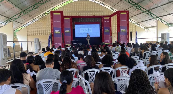 Fest Enem, no Crato. A imagem mostra os alunos na cadeira olhando para o palco onde o professor está ensinando.