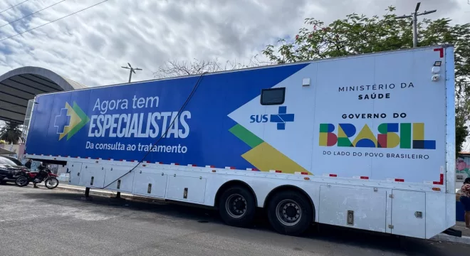 carreta do programa “Agora Tem Especialistas” em Juazeiro do Norte