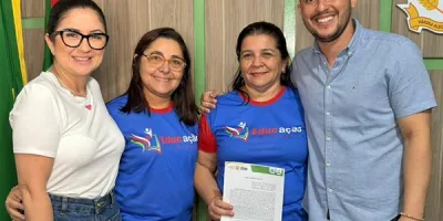 Assinatura do termo do projeto “Educação e Cidadania 2025”, de Várzea Alegre. A imagem mostra quatro pessoas, sendo três mulheres, da querda para a direita e um homem, que é o prefeito da cidade. Uma delas está segurando o papel.