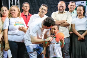 guilherme saraiva, prefeito de barbalha, com um aluno da rede pública durante assinatura da ordem de serviço para construço de novas escolas.