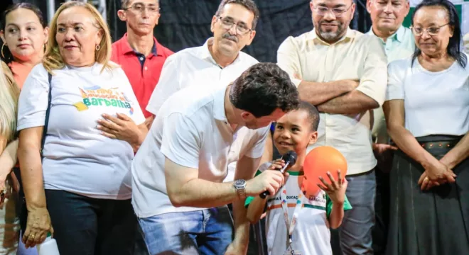 guilherme saraiva, prefeito de barbalha, com um aluno da rede pública durante assinatura da ordem de serviço para construço de novas escolas.