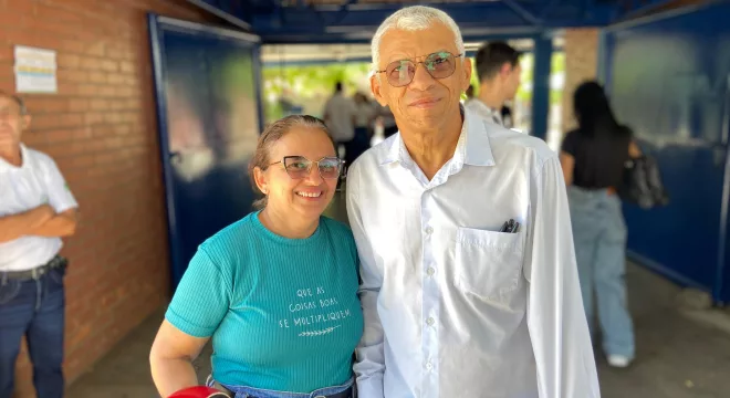 Edvânia Silva, de 51 anos, e Pedro Alves, de 53, decidiram se inscrever no ENEM 2025 após o incentivo dos filhos.