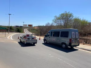 Uma van e um carro trafegando nas ruas do Crato, no Ceará.