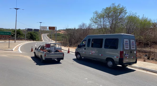 Uma van e um carro trafegando nas ruas do Crato, no Ceará.