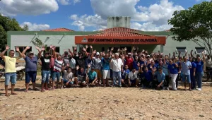 Homens em frente a ESF Quintino Fernandes de Oliveira, no distrito de Nova Betânia, em Farias Brito.