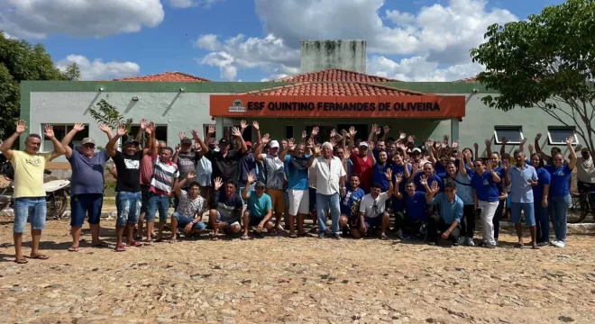 Homens em frente a ESF Quintino Fernandes de Oliveira, no distrito de Nova Betânia, em Farias Brito.