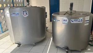 A imagem mostra dois tanques de resfriamento de leite em Potengi.