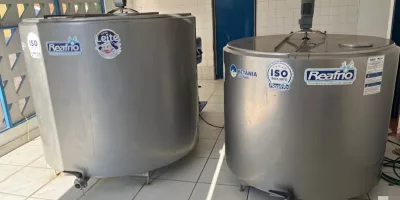 A imagem mostra dois tanques de resfriamento de leite em Potengi.
