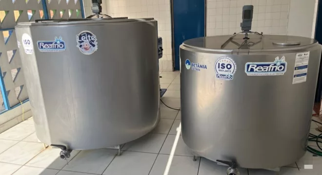 A imagem mostra dois tanques de resfriamento de leite em Potengi.