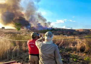O incêndio foi controlado por volta das 20h pelo corpo de Bombeiros.
