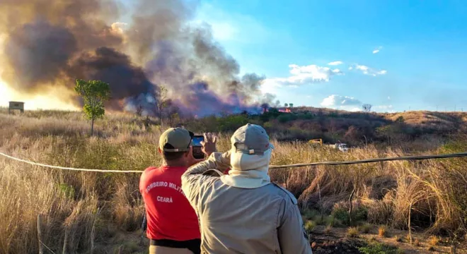 O incêndio foi controlado por volta das 20h pelo corpo de Bombeiros.