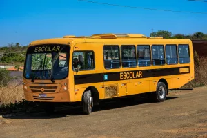 Dez dos ônibus escolares foram adquiridos com recursos próprios do município.