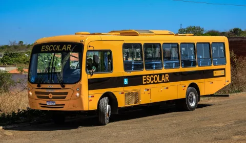 Dez dos ônibus escolares foram adquiridos com recursos próprios do município.