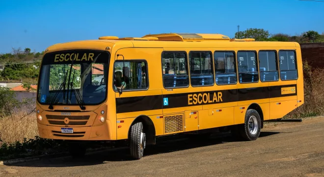 Dez dos ônibus escolares foram adquiridos com recursos próprios do município.