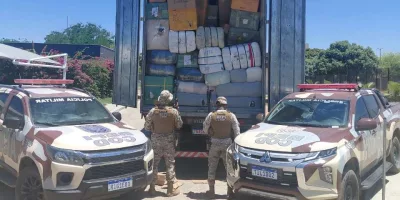 Duas carretas com documentação irregular são apreendidas em Penaforte.