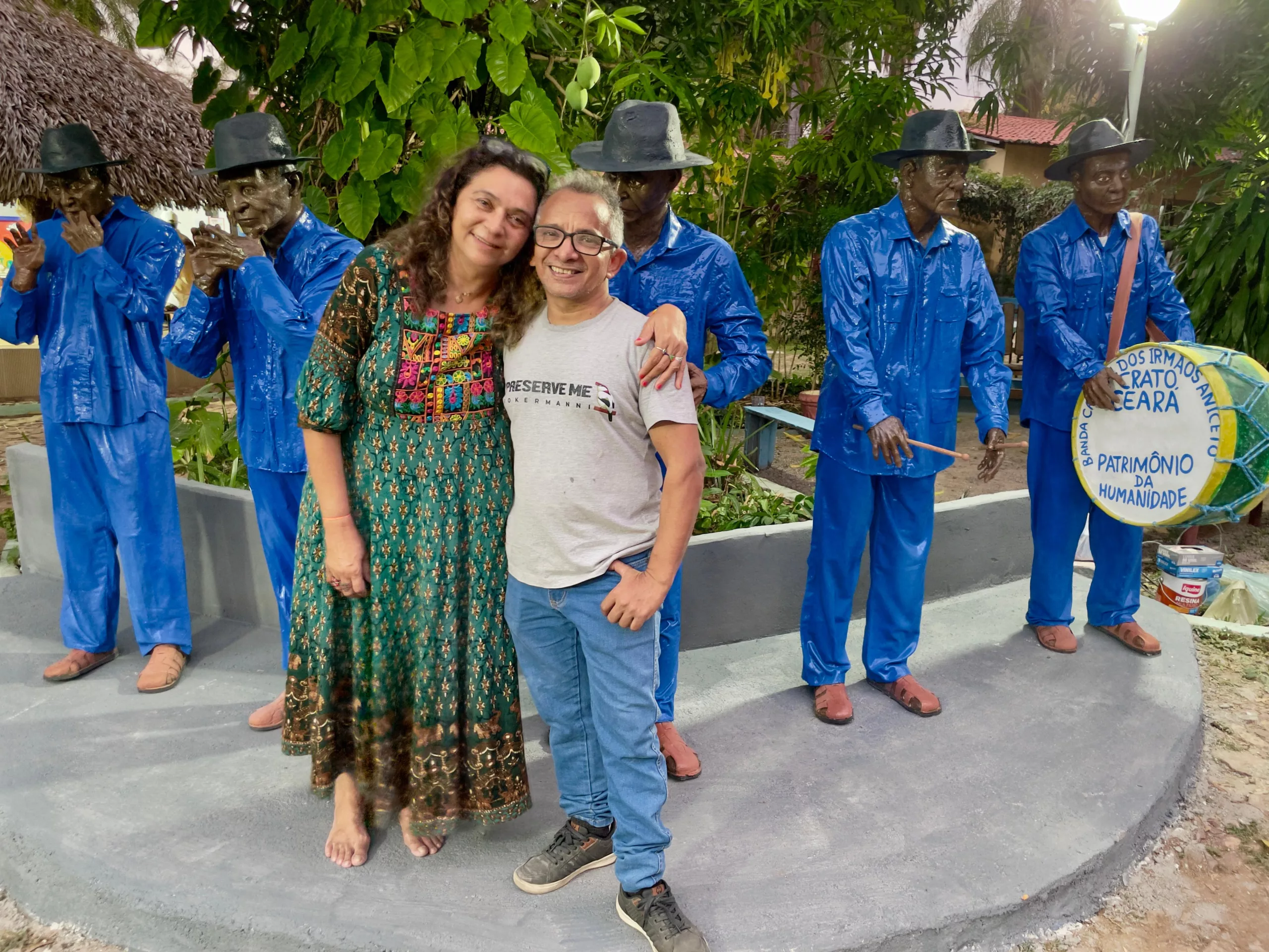 Dane de Jade e Francisco. Ao fundo as estpatuas em homenagem ao grupo de irmãos aniceto