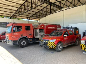 Dois carros do corpo de bombeiros, no Cariri. Os carros estão na garagem.