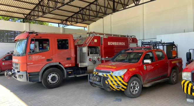 Dois carros do corpo de bombeiros, no Cariri. Os carros estão na garagem.