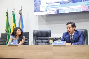 Shayanna Mousinho na mesa da Câmara de Vereadores de Juazeiro do Norte sendo homenageada por ser a primeira mulher da região a entrar na carreira diplomatica.