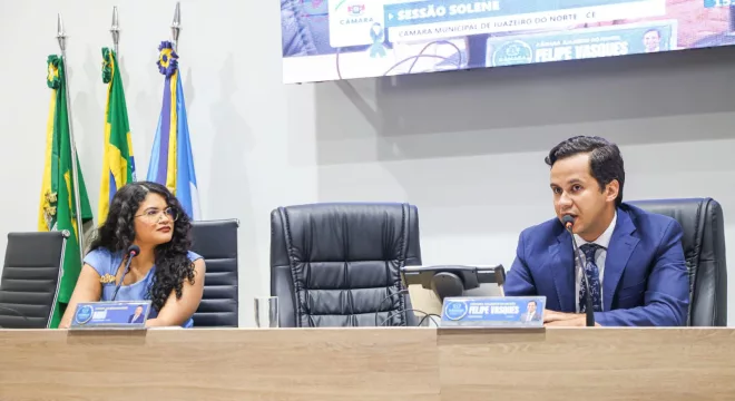 Shayanna Mousinho na mesa da Câmara de Vereadores de Juazeiro do Norte sendo homenageada por ser a primeira mulher da região a entrar na carreira diplomatica.