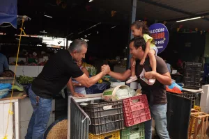 O presidente da Câmara de Juazeiro do Norte, vereador Felipe Vasques (AGIR), distribuiu panfletos no bairro Pirajá.