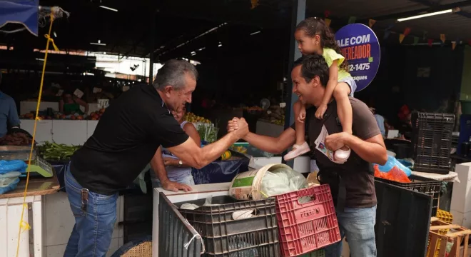 O presidente da Câmara de Juazeiro do Norte, vereador Felipe Vasques (AGIR), distribuiu panfletos no bairro Pirajá.
