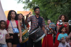grupo de jovens tocando zabumba