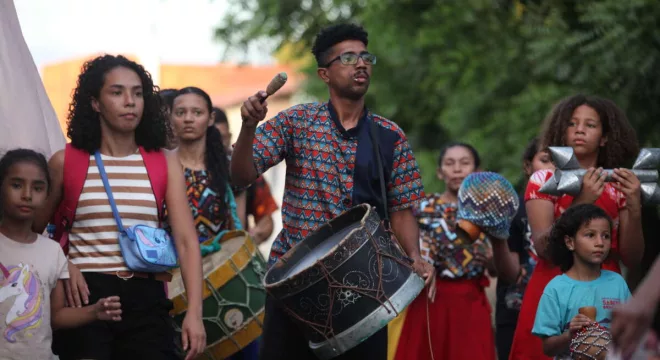 grupo de jovens tocando zabumba