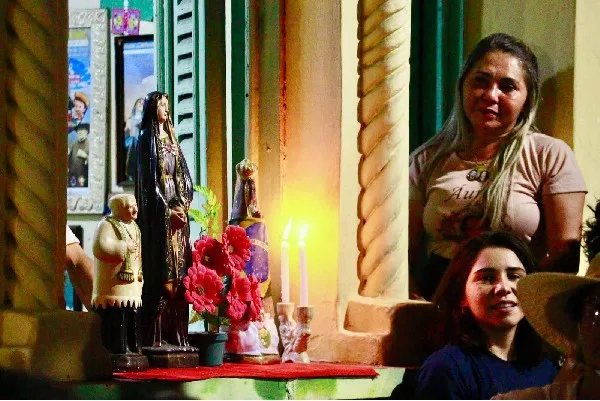 janela com um altar onstruido com estátuas de santos, em juazeiro do norte