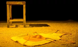 avental todo sujo de ovo, do grupo ninho de teatro.