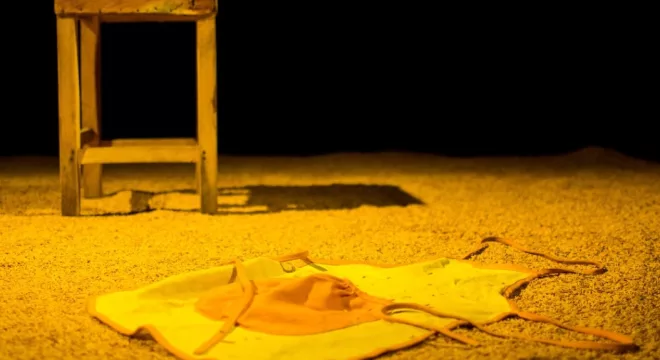 avental todo sujo de ovo, do grupo ninho de teatro.